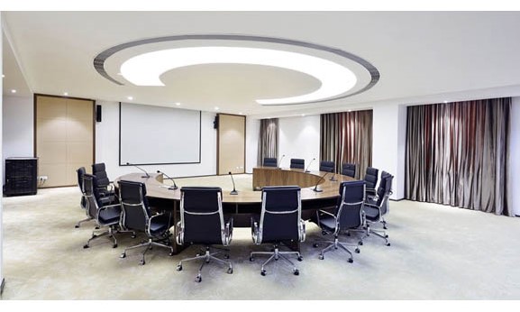 椭圆形会议桌可以拉近老板和员工的距离
