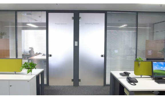 论办公室玻璃隔墙对办公室环境的重要性
